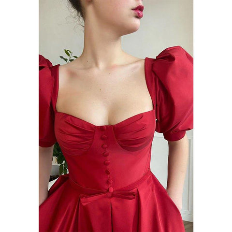 Vestido de fiesta rojo vintage de corte evasé, escote corazón, mangas cortas y bolsillos. 