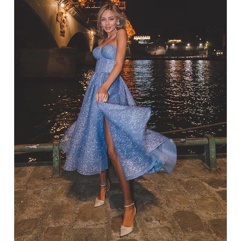 Vestido de graduación brillante de corte línea A con escote corazón y abertura lateral hasta la rodilla 