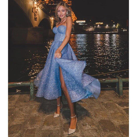 Vestido de graduación brillante de corte línea A con escote corazón y abertura lateral hasta la rodilla 