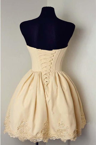 Robe de bal de fin d'année en satin, coupe trapèze, décolleté cœur, sans manches, ornée d'appliqués de dentelle PD081