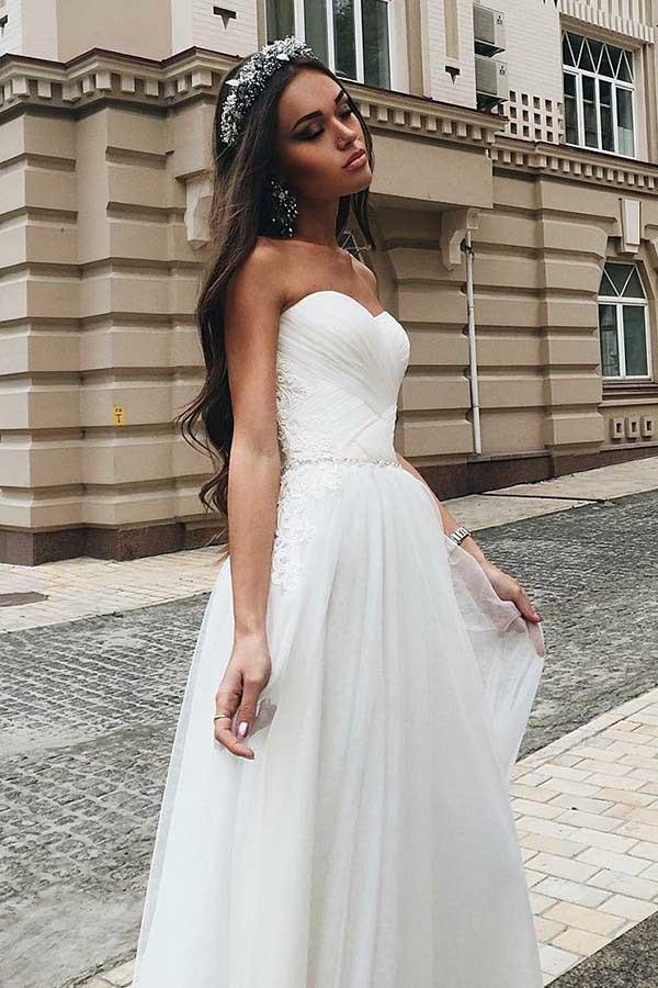 Vestido de novia de tul con escote corazón, corte en A y cola de barrido, con apliques WD268