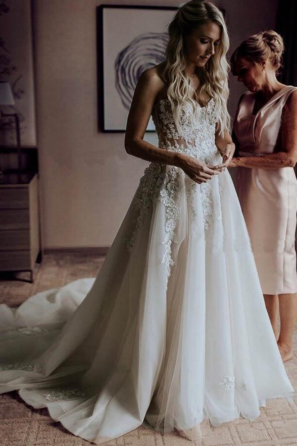 Vestido de novia corte A con escote corazón y cola de barrido, con apliques y pedrería WD393