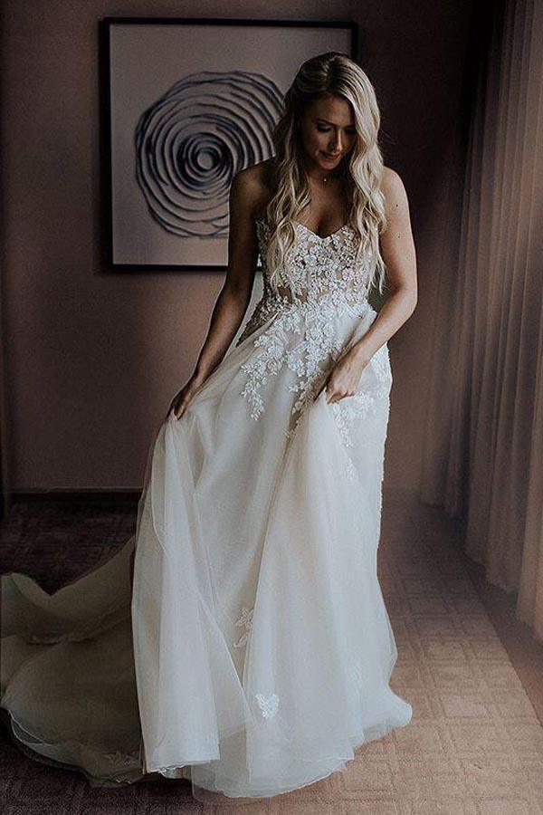 Vestido de novia corte A con escote corazón y cola de barrido, con apliques y pedrería WD393