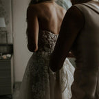 Vestido de novia corte A con escote corazón y cola de barrido, con apliques y pedrería WD393