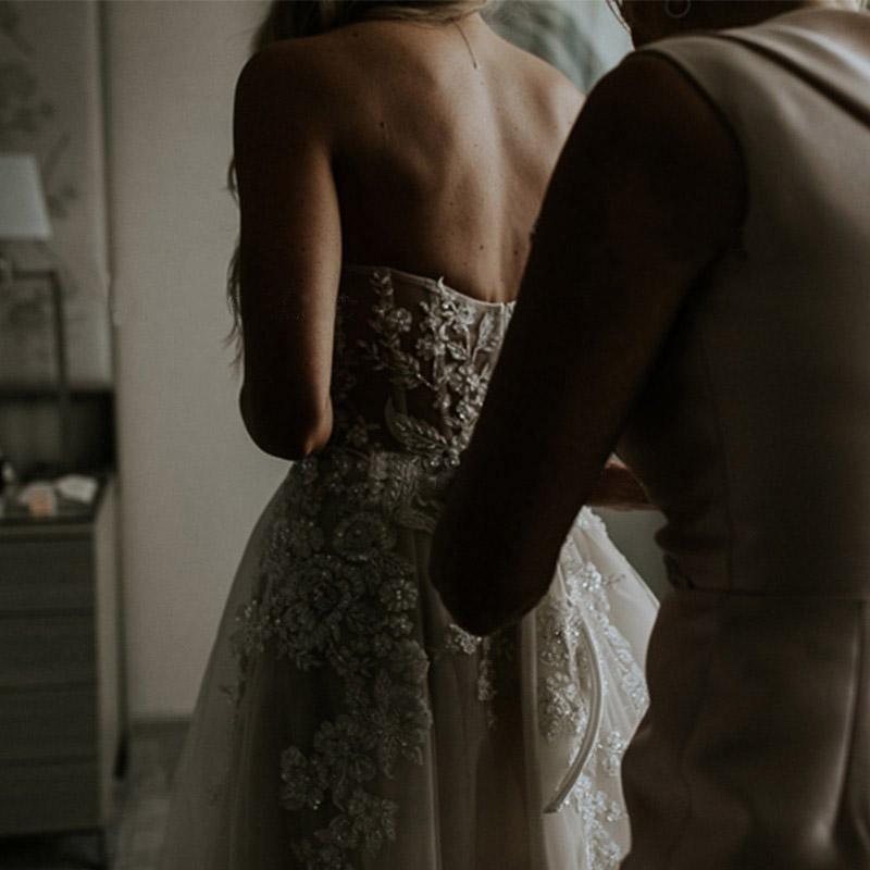 Vestido de novia corte A con escote corazón y cola de barrido, con apliques y pedrería WD393