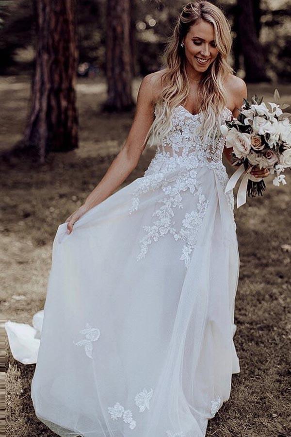 Vestido de novia corte A con escote corazón y cola de barrido, con apliques y pedrería WD393
