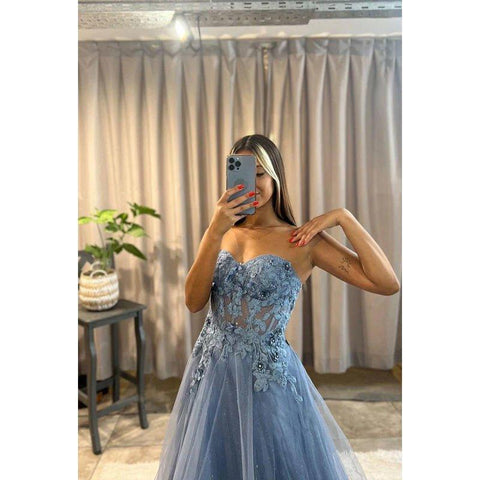Robe de bal trapèze sans manches en tulle avec décolleté en cœur