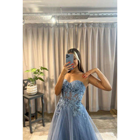 Robe de soirée trapèze en tulle avec appliques et décolleté en cœur, sans manches