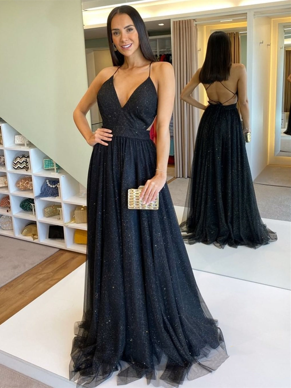 Vestidos largos negros de graduación con escote en V, espalda descubierta y corte en A.