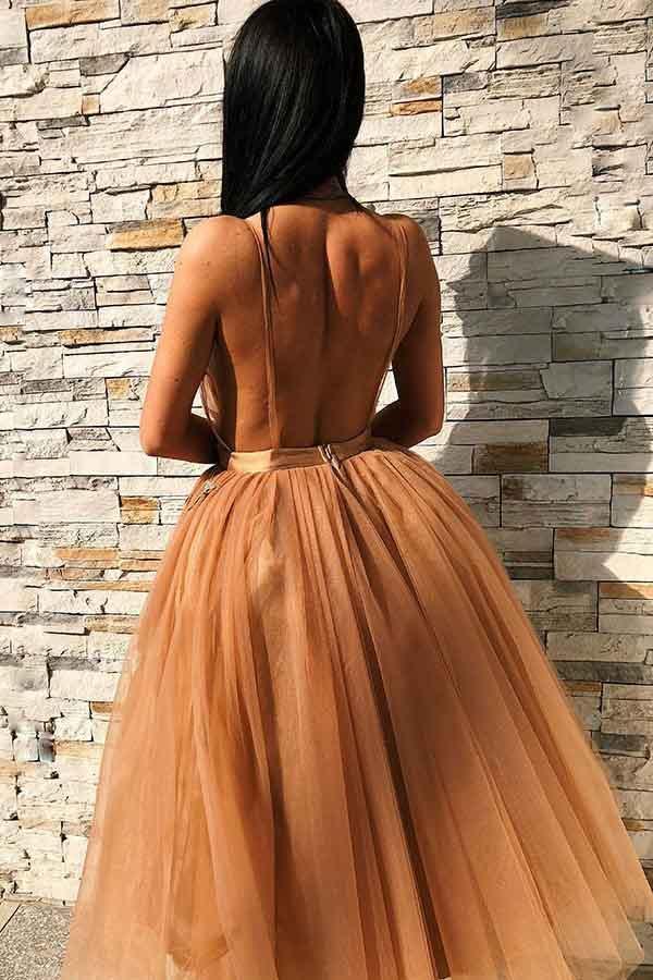 Vestido de fiesta de tul dorado sin espalda, corte en A, escote en V y apliques PD227