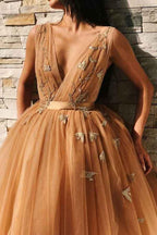 Vestido de fiesta de tul dorado sin espalda, corte en A, escote en V y apliques PD227
