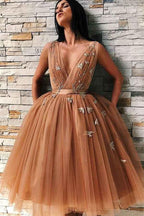 Vestido de fiesta de tul dorado sin espalda, corte en A, escote en V y apliques PD227