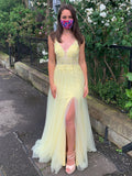 Vestidos largos de fiesta de encaje amarillos con escote en V, espalda descubierta y abertura, estilo línea A.