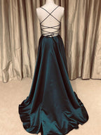 Vestidos largos de fiesta sencillos, de corte línea, con escote en V y espalda descubierta, en color verde oscuro.