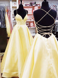 Vestidos largos de graduación amarillos formales con escote en V, espalda descubierta y corte en A, con espalda cruzada.