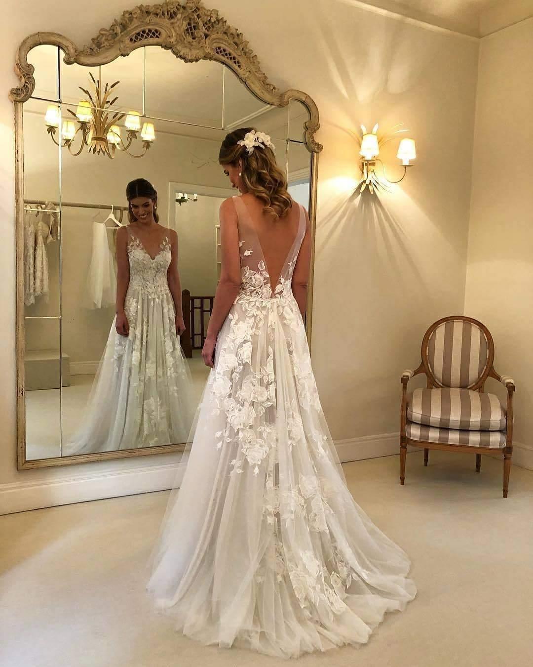 Robe de mariée trapèze, col en V, dos nu, traîne balayée et appliques WD394
