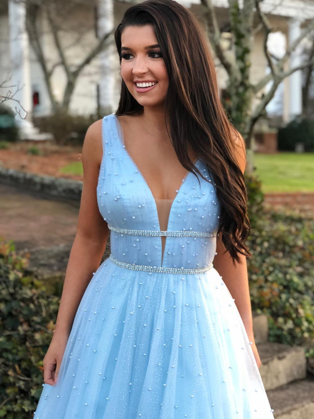 Vestidos largos de fiesta de corte A con escote en V, bordados con cuentas y cinturón de cuentas, en color azul celeste.