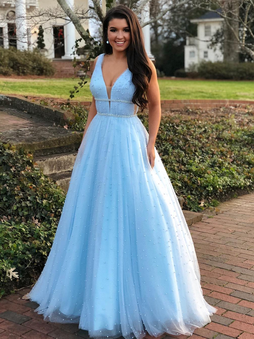 Vestidos largos de fiesta de corte A con escote en V, bordados con cuentas y cinturón de cuentas, en color azul celeste.
