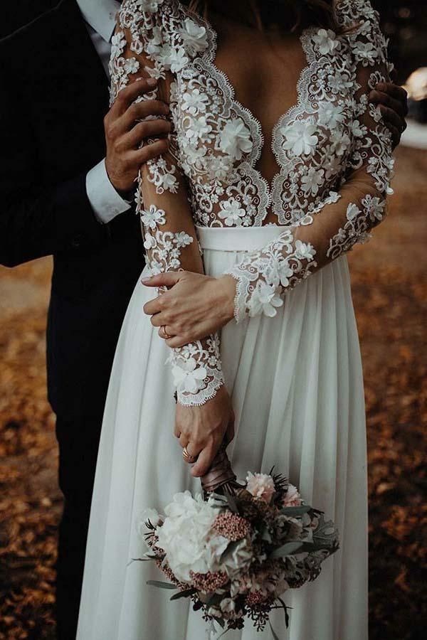 Robe de mariée longue en mousseline, coupe trapèze, col en V, ornée d'appliqués floraux WD340