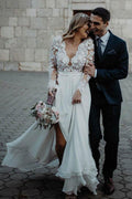 Robe de mariée longue en mousseline, coupe trapèze, col en V, ornée d'appliqués floraux WD340