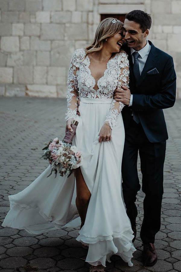 Robe de mariée longue en mousseline, coupe trapèze, col en V, ornée d'appliqués floraux WD340