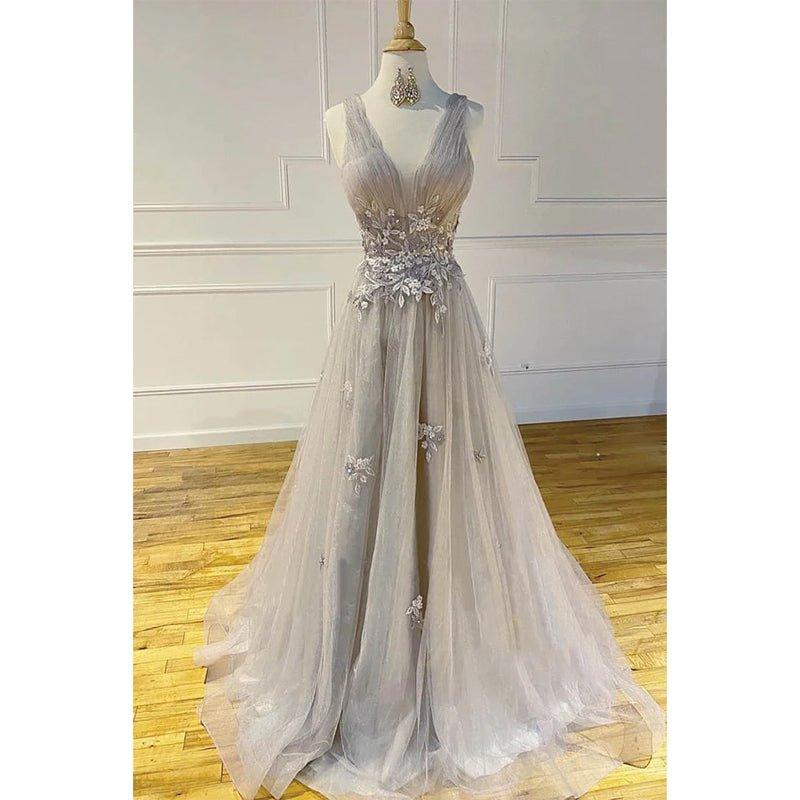 Vestido de fiesta largo con escote en V y apliques de tul gris 