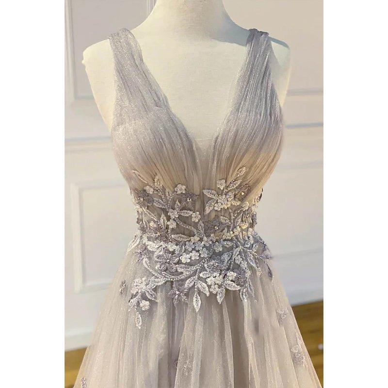 Vestido de fiesta largo con escote en V y apliques de tul gris 