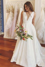 Vestidos de novia sencillos y elegantes de satén marfil con escote en V y corte en A WD488