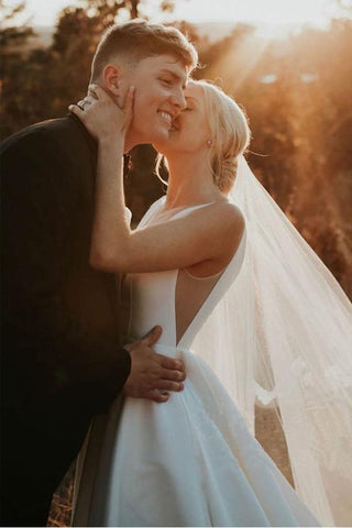 Robe de mariée simple et élégante en satin ivoire, coupe trapèze, col en V, WD488