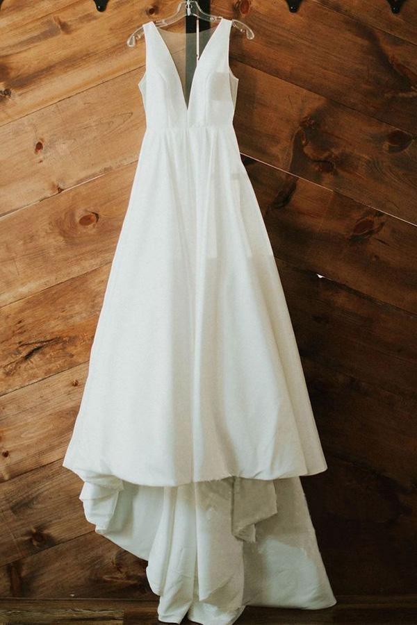 Vestidos de novia sencillos y elegantes de satén marfil con escote en V y corte en A WD488