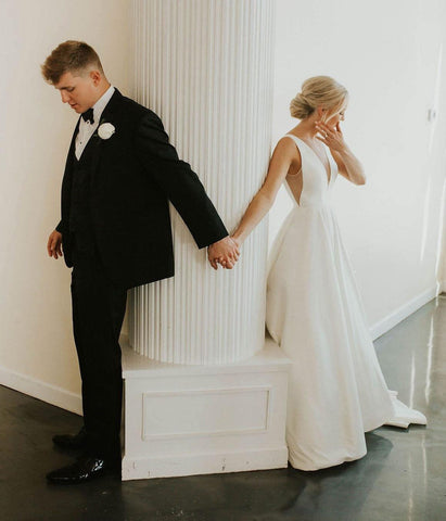 Robe de mariée simple et élégante en satin ivoire, coupe trapèze, col en V, WD488