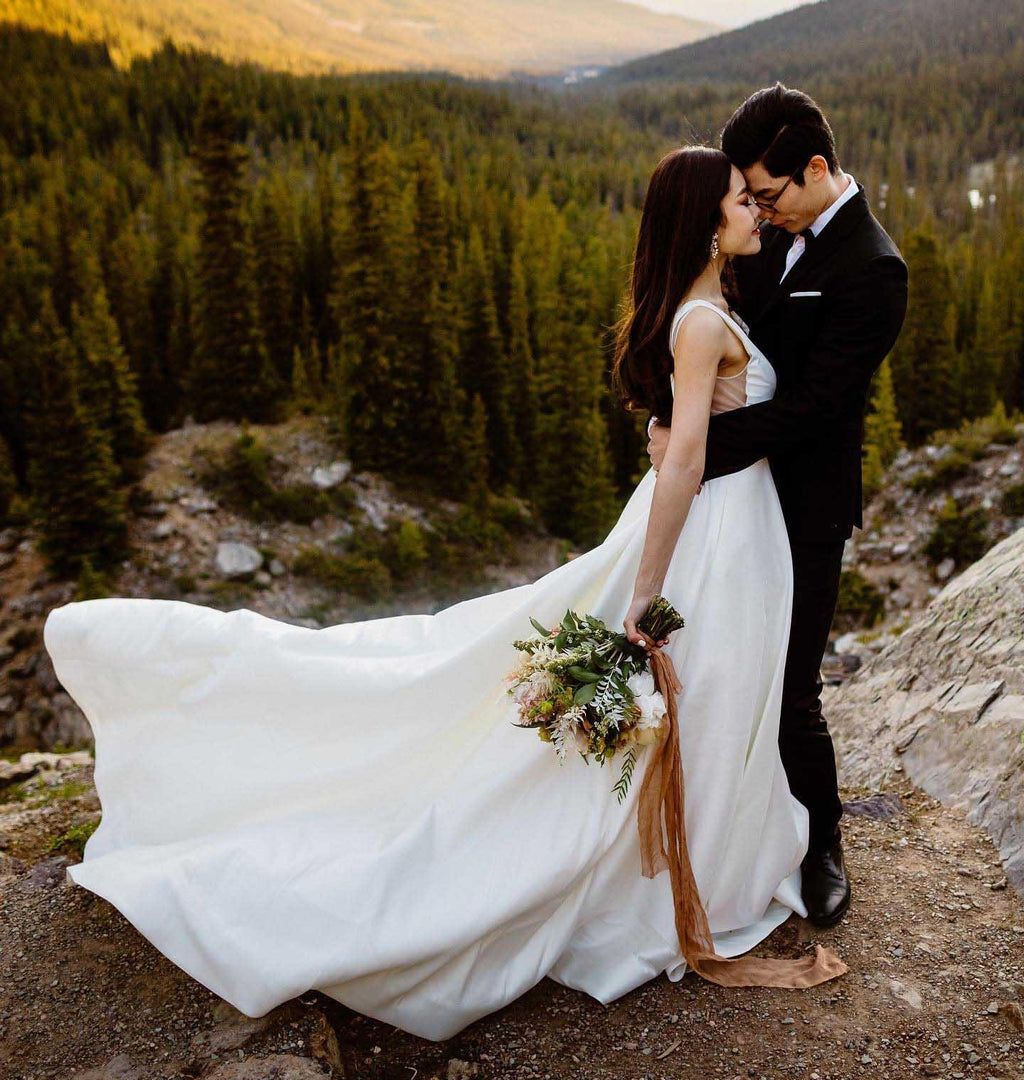 Vestidos de novia sencillos y elegantes de satén marfil con escote en V y corte en A WD488