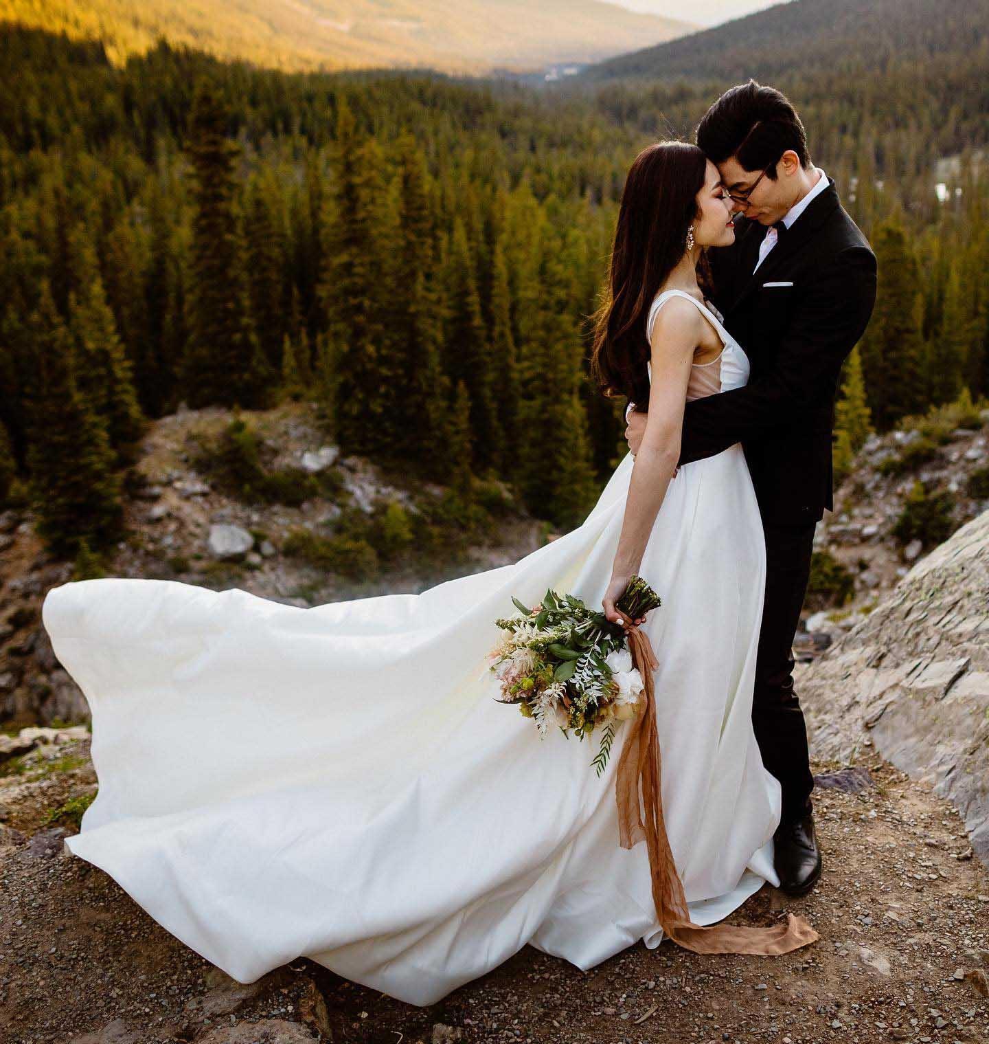 Vestidos de novia sencillos y elegantes de satén marfil con escote en V y corte en A WD488