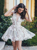 Vestidos cortos de fiesta de graduación con escote en V, corte en A, apliques de encaje y flores.