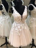 Vestidos cortos de fiesta de graduación con encaje floral, escote en V y espalda descubierta.