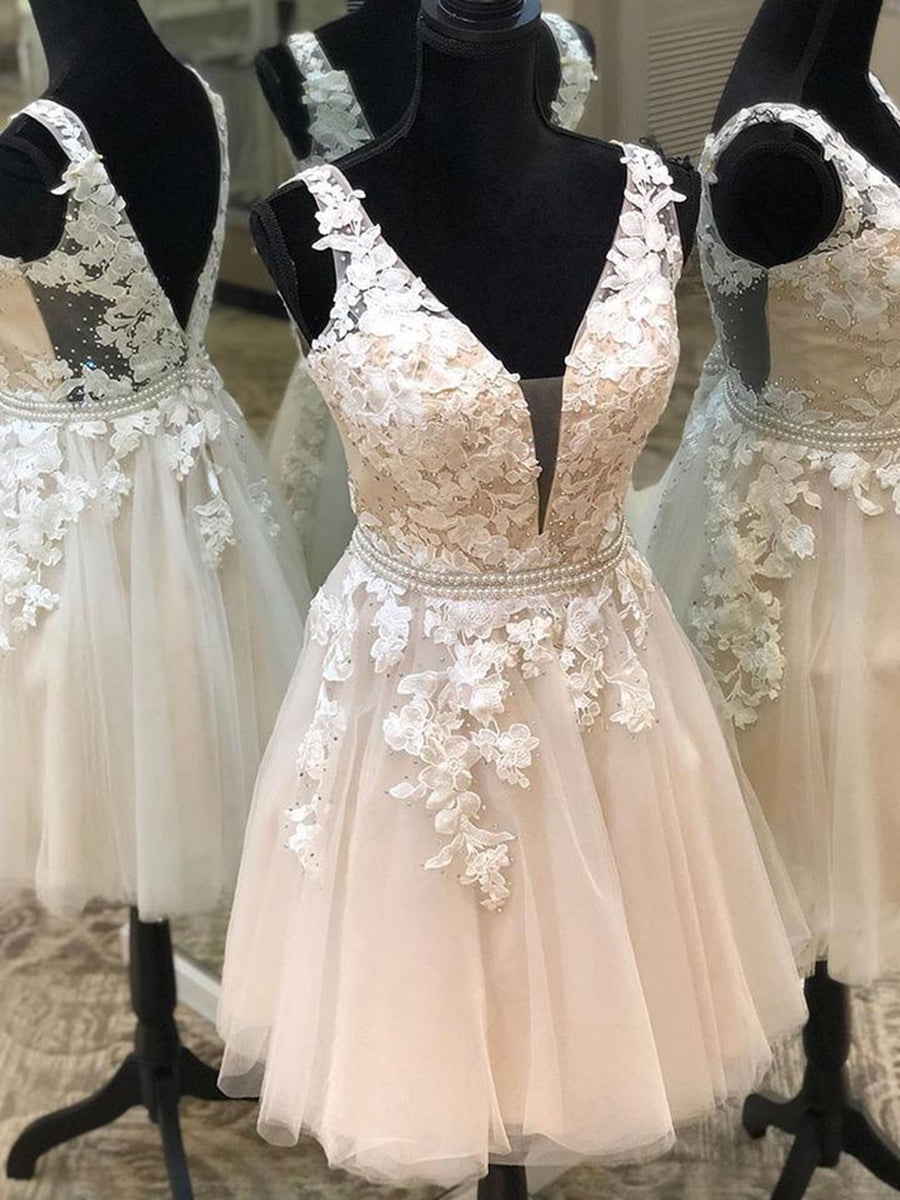Vestidos cortos de fiesta de graduación con encaje floral, escote en V y espalda descubierta.