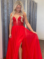 Vestidos largos de fiesta de graduación formales de gasa roja con escote en V, corte en A y encaje, con abertura.