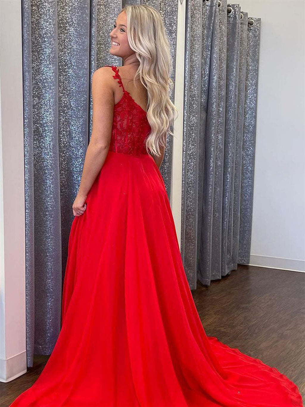 Vestidos largos de fiesta de graduación formales de gasa roja con escote en V, corte en A y encaje, con abertura.