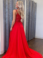 Vestidos largos de fiesta de graduación formales de gasa roja con escote en V, corte en A y encaje, con abertura.