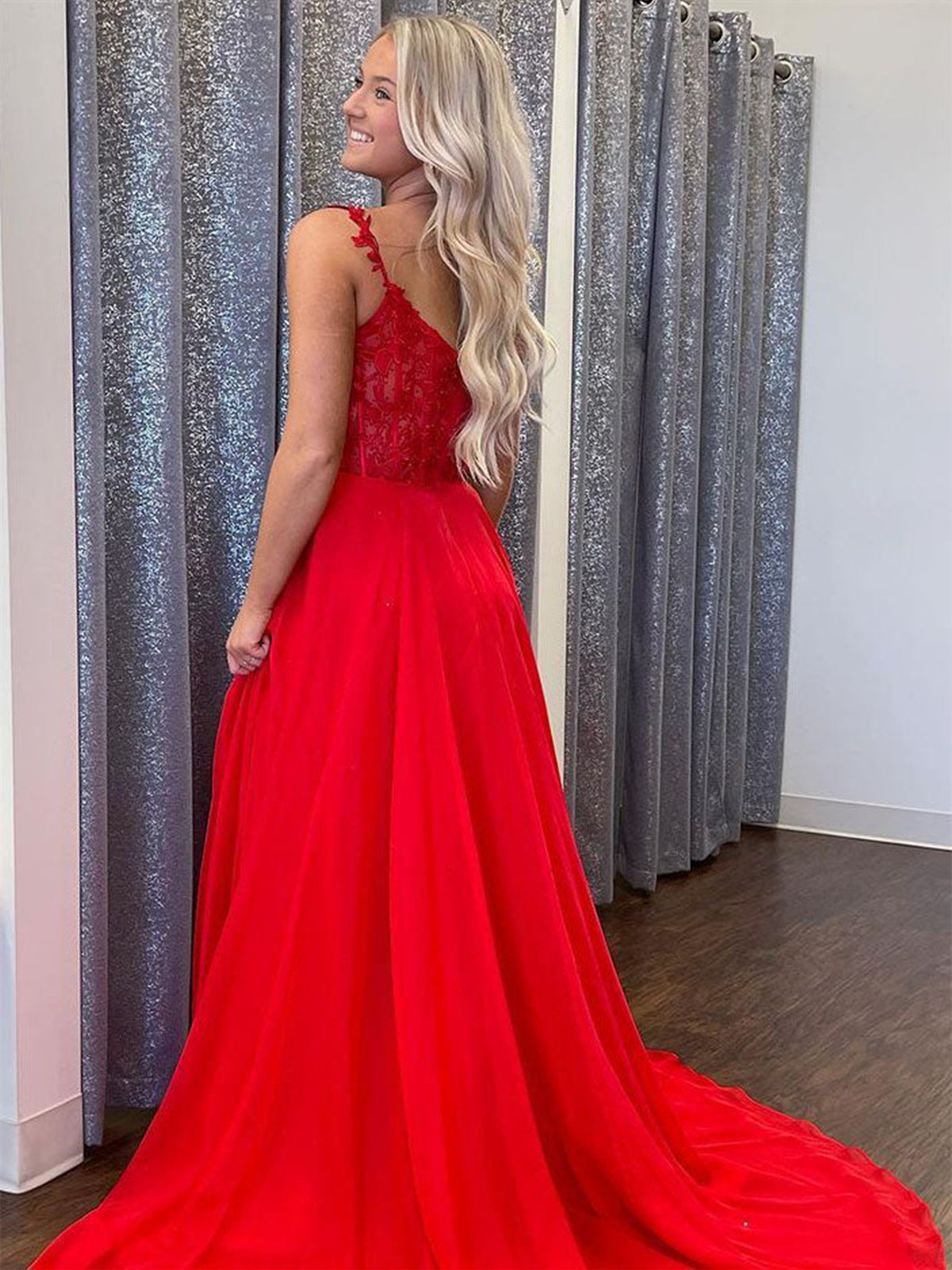 Vestidos largos de fiesta de graduación formales de gasa roja con escote en V, corte en A y encaje, con abertura.