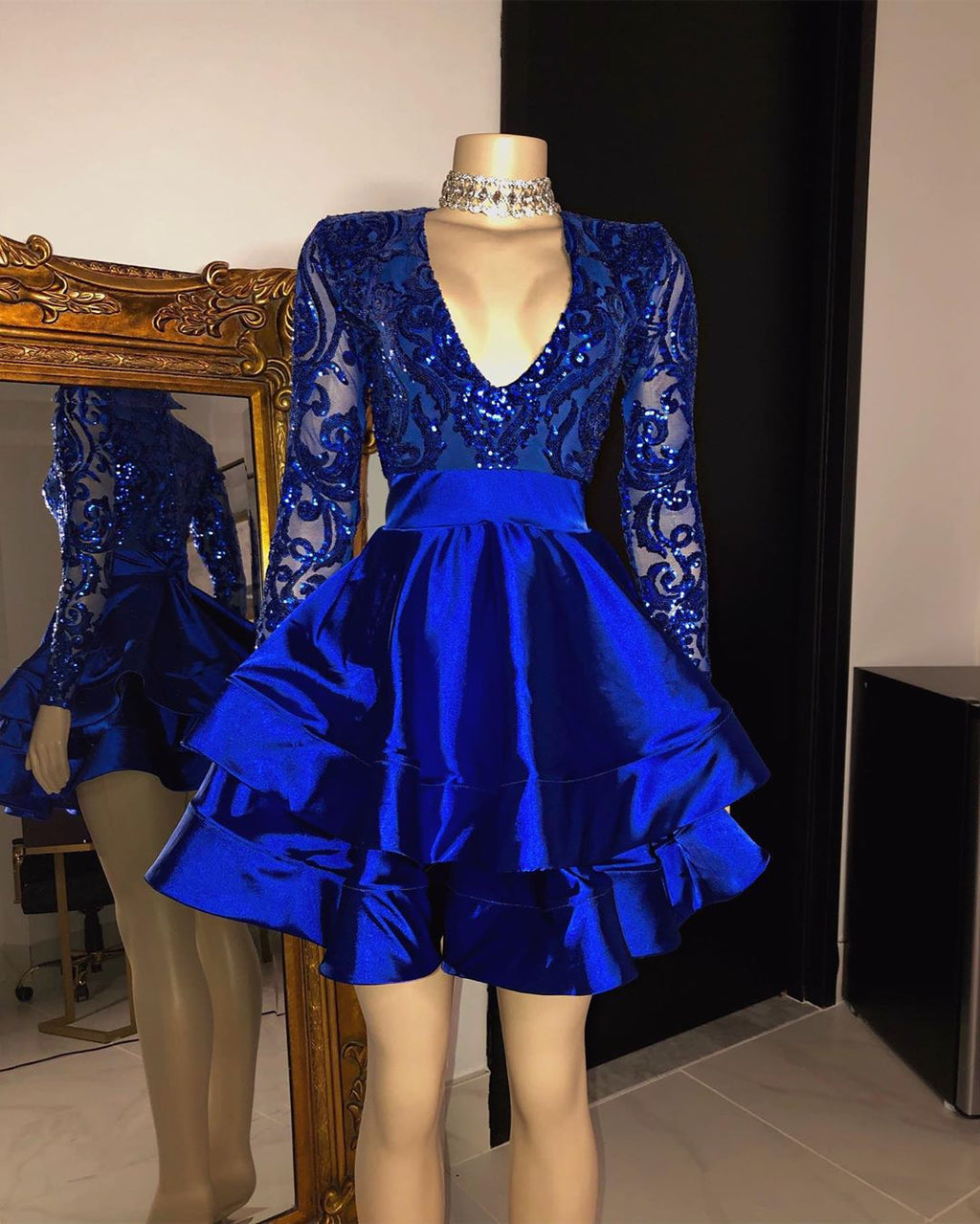 Vestido corto de fiesta de corte A con escote en V, capas, lentejuelas y mangas.