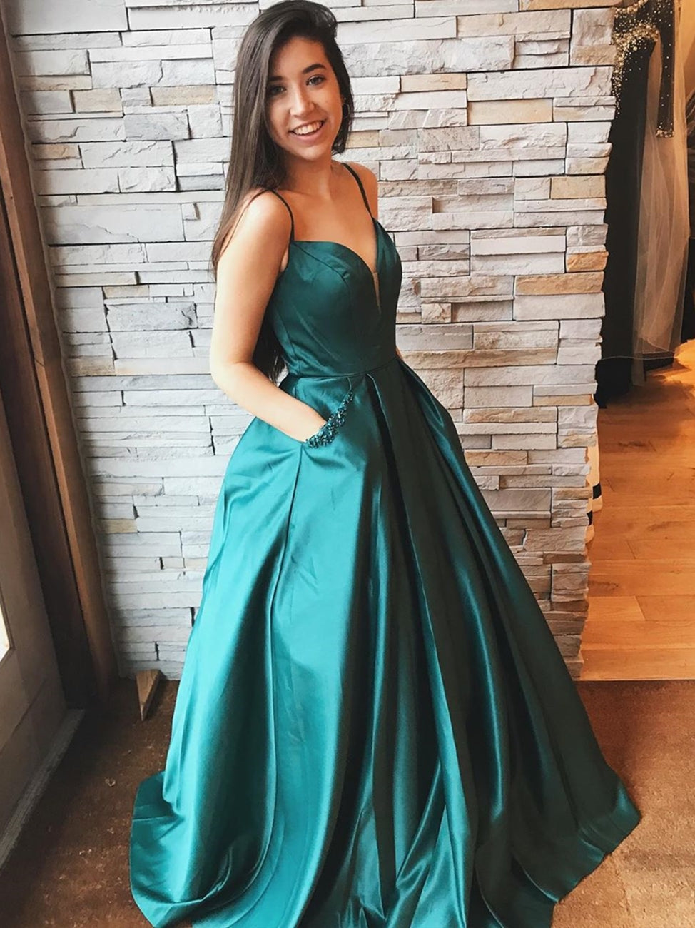 Vestidos largos de fiesta de satén con escote en V y corte en A, con bolsillos.