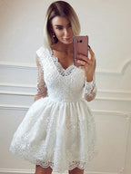 Vestidos cortos blancos de encaje, corte en A, escote en V, mangas largas, para baile de graduación o fiesta de bienvenida.
