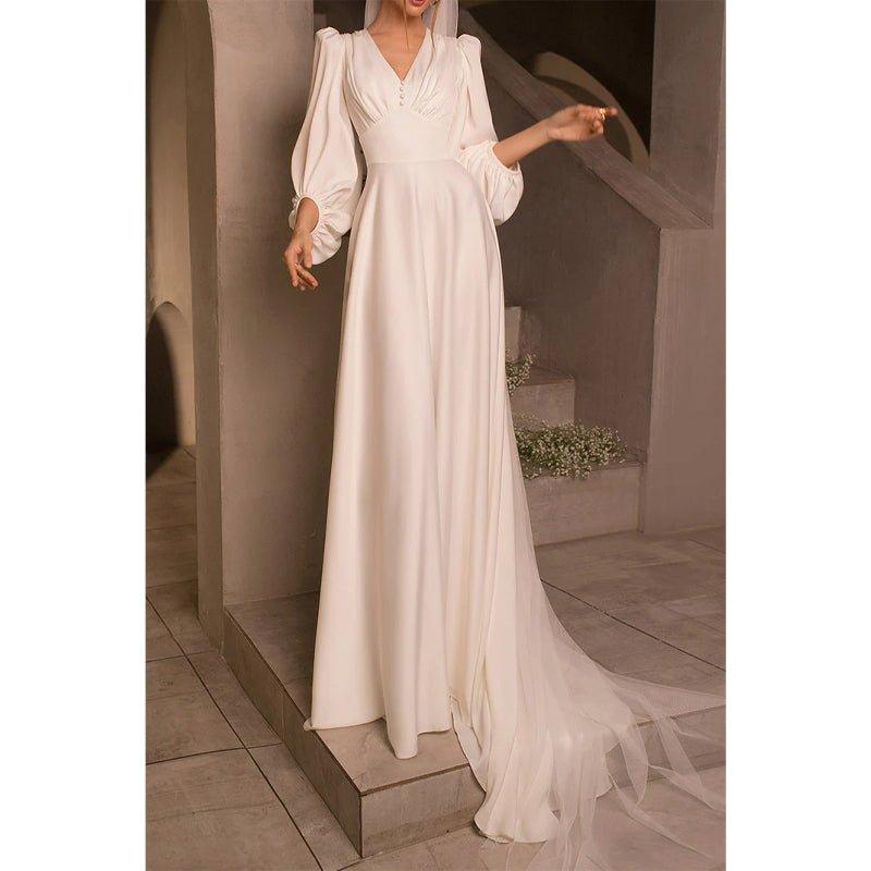 Vestido de novia sencillo de satén, corte en A, escote en V, mangas largas y cola corta. 
