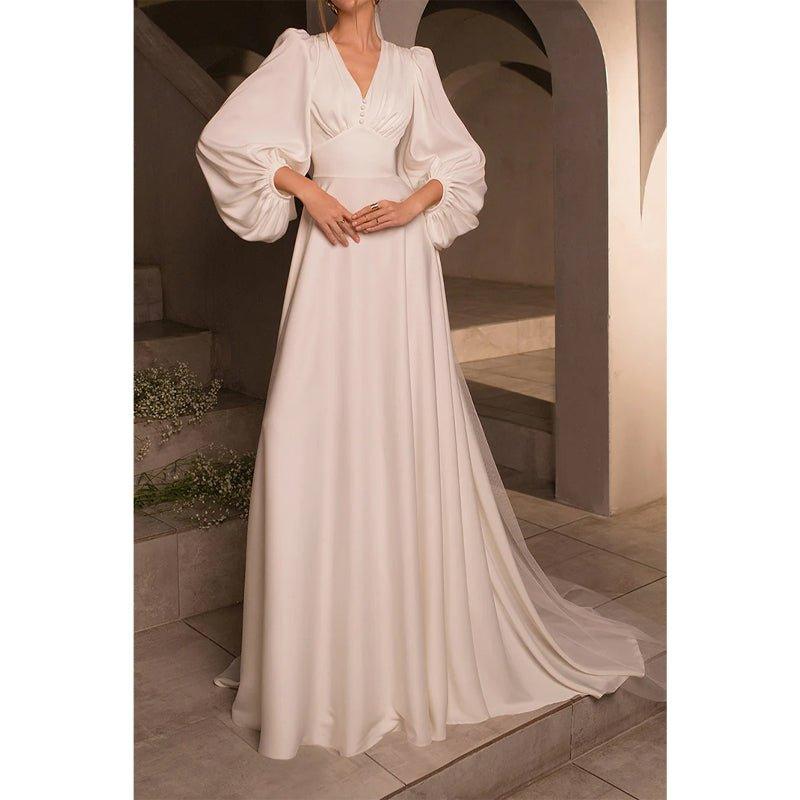 Vestido de novia sencillo de satén, corte en A, escote en V, mangas largas y cola corta. 