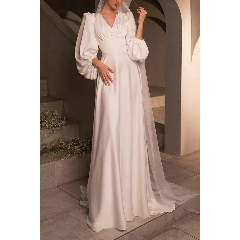 Vestido de novia sencillo de satén, corte en A, escote en V, mangas largas y cola corta. 