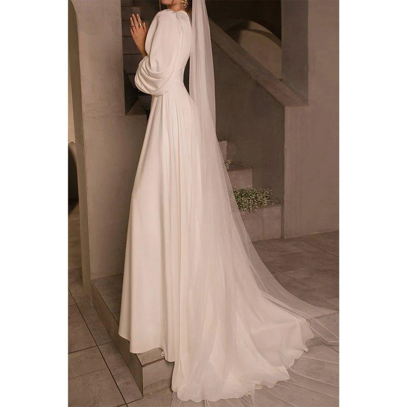 Vestido de novia sencillo de satén, corte en A, escote en V, mangas largas y cola corta. 