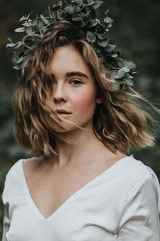 Robe de mariée en satin à manches longues, coupe trapèze, col en V et dentelle WD312