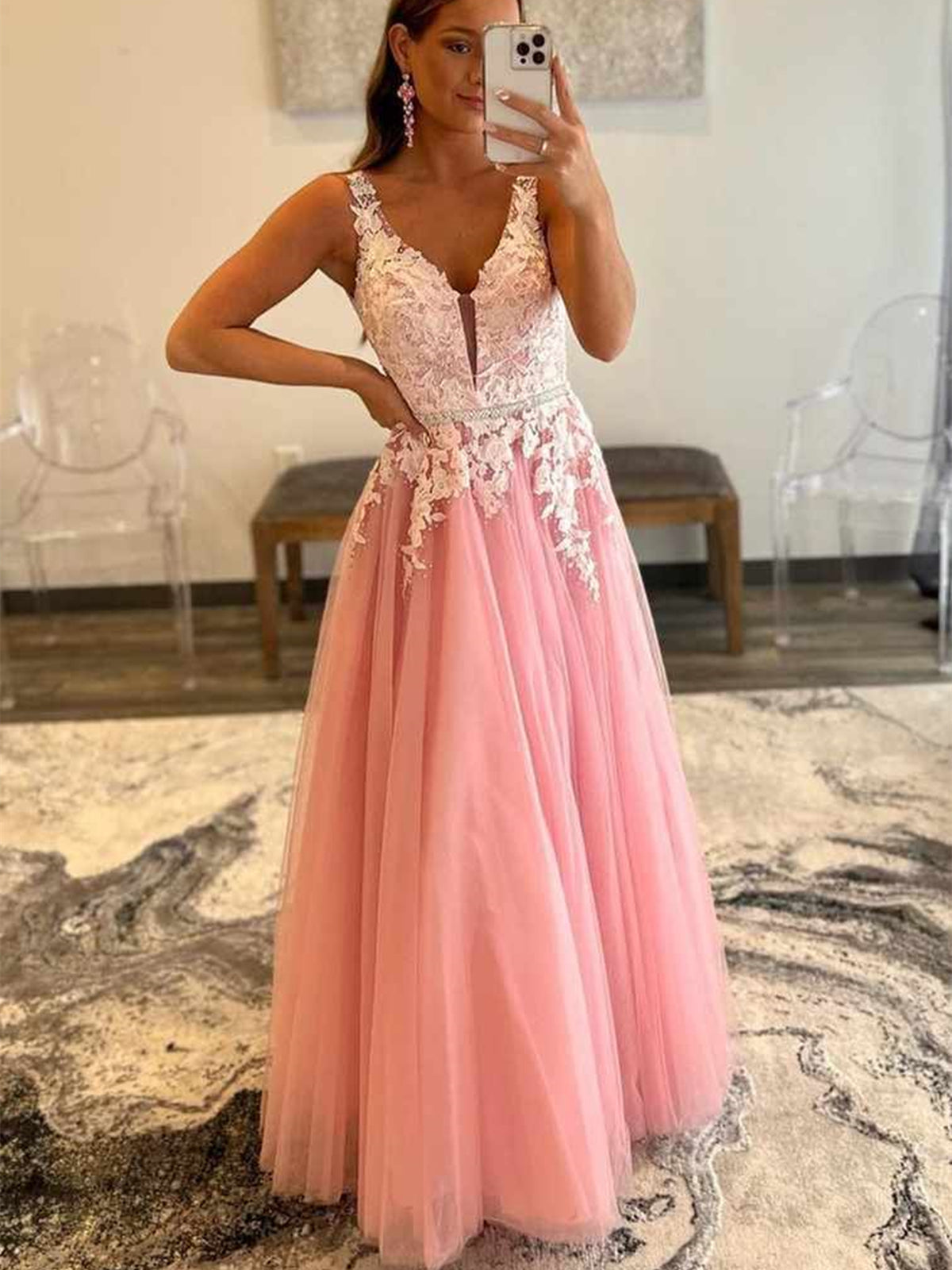 Vestidos largos de graduación rosas con escote en V, espalda descubierta, tul con cuentas y encaje, corte en A.