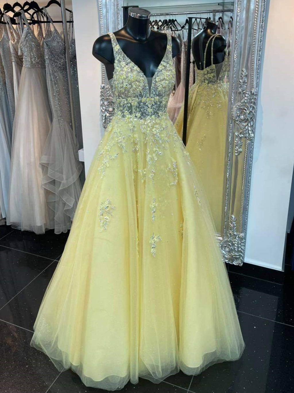 Vestidos largos de fiesta de encaje floral con escote en V, espalda descubierta y corte en A, de tul amarillo.